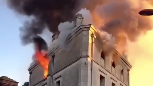 Incendie spectaculaire à Pia, un bâtiment en flammes